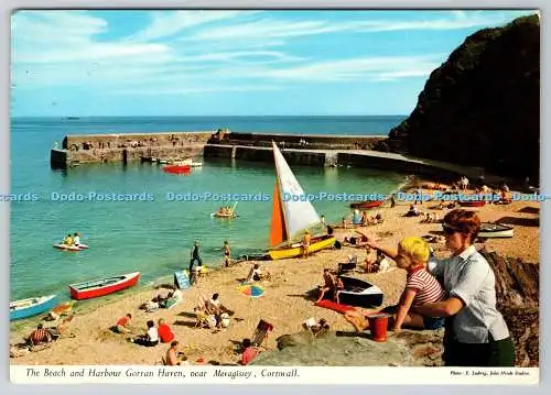 D332148 Cornwall. In der Nähe von Mevagissey. Der Strand und Hafen Gorran Haven. John Hind