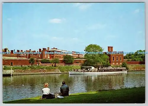 D326958 Middlesex. Hampton Court Palace. Blick über die Themse. Ministerium P