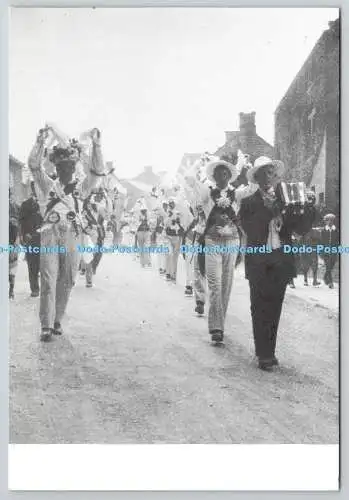 D329570 Tanz Nr. 5. Winster Morris Dancers führen ihren Prozessionstanz auf