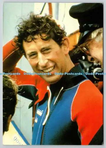 D329656 HRH Der Prinz von Wales Charles bereitet sich auf den Tauchgang an Bord von Sleipner vor. DRG