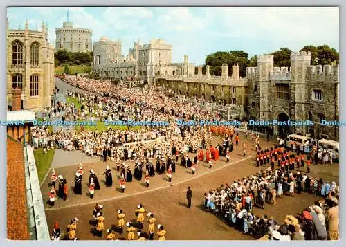 D327198 Windsor Castle. Berkshire. HM The Queen Mitglieder der königlichen Familie und Offi