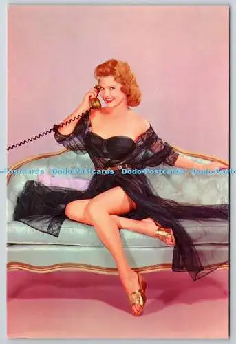 D329785 Frau in schwarzen Dessous auf einem grünen Sofa mit Telefon. Menge Postc