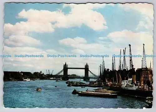 D332533 The Pool of London. Zwischen London Bridge und Tower Bridge. Valentin