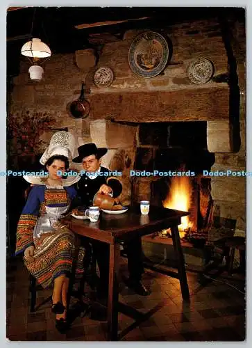 D329909 Aupres de l atre Kiz Fouen et Glazik Kostüme de Cornouaille. La Bretagn