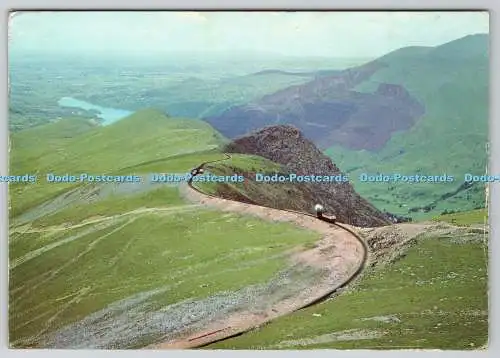 D332582 Snowdon Mountain Railway. Panoramablick auf einen Zug am Bahnhof Clogwyn.