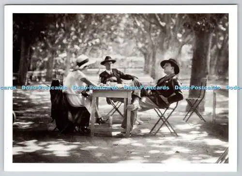 D332600 Eine Erinnerung an Avignon. Black and Whites Gallery. E. Chambre Hardman. Foto