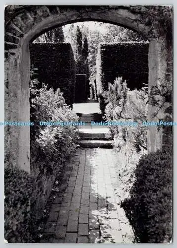 D329972 Kent. Sissinghurst Castle. Blick durch einen Torbogen in den Rosengarten