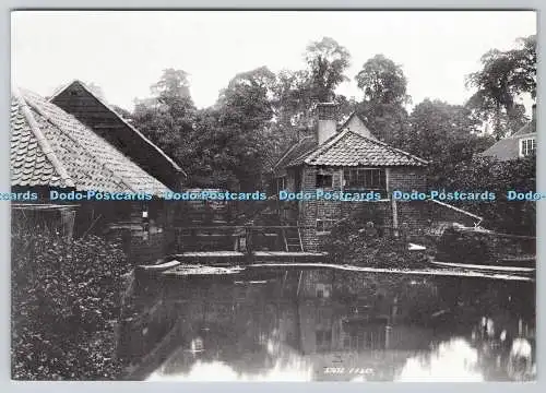 D327492 Postkarten von gestern. Wandle Mills an der Butter Hill Bridge. Zwischen Autos