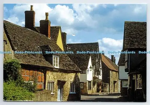 D335547 Wiltshire. Lacock Village. Church Street Blick nach Osten mit dem Cruck Hou