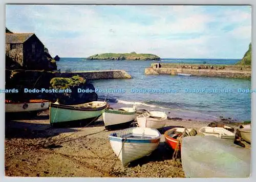 D327593 Der Hafen. Pfosten. Cove und Island gehören dem National Trust. J. A