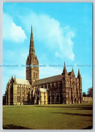 D330165 Kathedrale von Salisbury. Wunderschönes Gebäude getaucht in das goldene Licht des