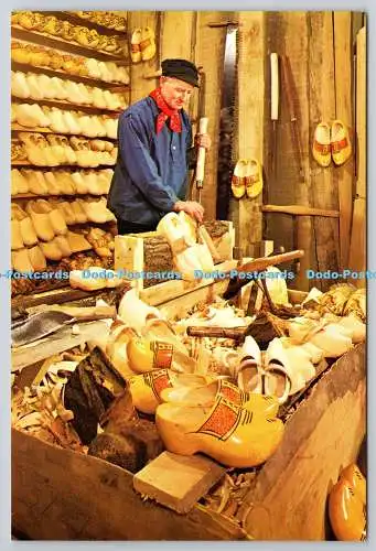 D330185 Holland. Clogmacher in seiner Werkstatt. Euro Farbkarten. Sleeuwijk. E.C.C