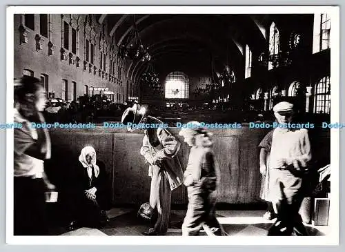 D327638 William Klein. Gare de Kiev. Moscou 1959. Musee de l Elysee. Lausanne. N