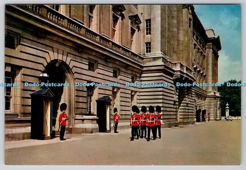 D327650 Buckingham Palace. London. Wachen der irischen Garde. J. Arthur Dixon