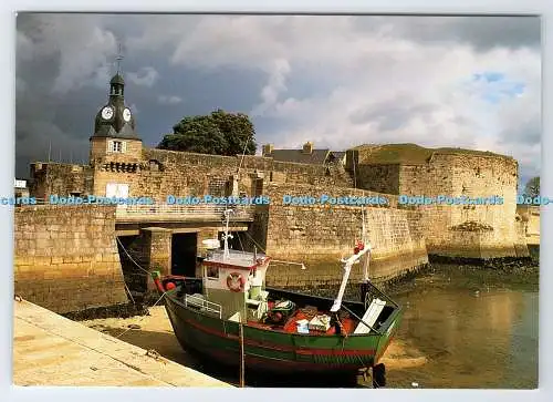 D335650 Concarneau. Finistere. Liegeplatz am Fuße der Stadtmauer. Jos