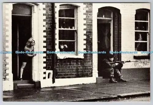 D327851 Die Straßen von Belfast. Bild von Christine Spengler. 1974. Postkarte