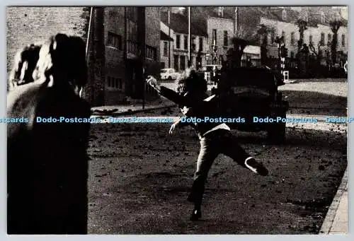 D327852 Die Straßen von Belfast. Bild von Christine Spengler. 1974. Postkarte