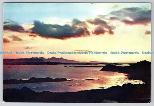 D333082 Schottland. Inverness Shire. Sonnenuntergang über Rhum und Eigg von Arisaig. J. Ar