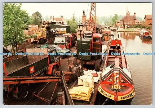 D327893 Top Lock Wharf. Atherstone. Warwickshire. Die montierten Fahrzeuge bestatten