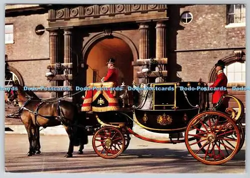 D328149 The Royal Mews. Buckingham Palace. Ein State Landau mit einem Paar Clevela
