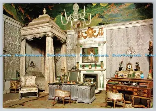 D328205 Queen Mary s Puppenhaus. Windsor Castle. Das Schlafzimmer mit Queensize-Bett. Pitkin Pi