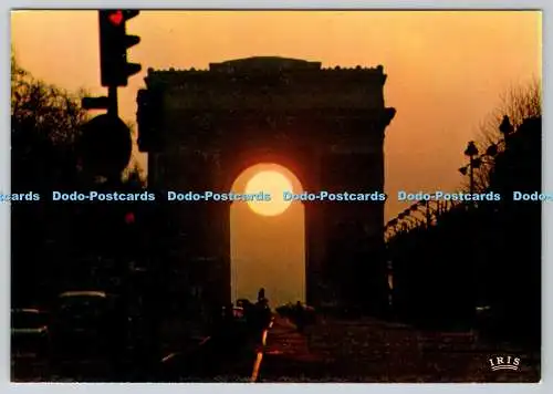 D333728 Paris. Crepuscule Sur les Champs Elysees et l Arc de Triomphe. Chantal