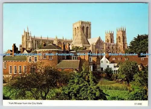 D328608 York Minster von der Stadtmauer. CoBLTD. Bamforth. Holmfirth. England.