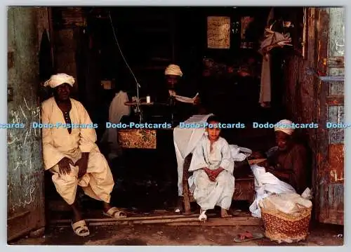 D333857 Ägypten. Edfu. Schneiderei. Kapitel und Strophe. Travellers Tales. Trevor W