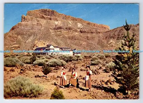 D33640 Las Canadas. Teneriffa. Der Parador und kostümierte Mädchen