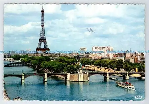 D336192 Paris. La Tour Eiffel et Vue Sur la Seine. Chantal. 1970