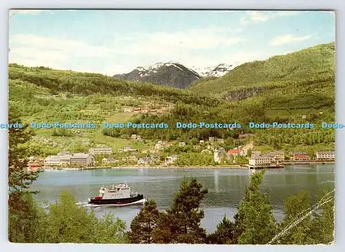 D338184 Norwegen. Blick auf Ulvik. Die Fähre Huglo läuft im Hafen an. Aune. PM. Voss.