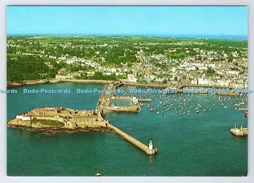 D336776 C.I. Guernsey. St. Peter Port Hafen und Castle Cornet aus der Luft. J