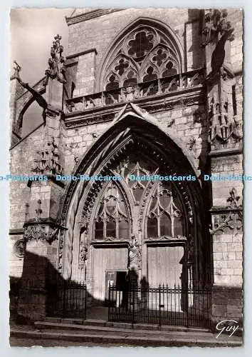D337029 Moret Sur Long. Seine et Marne. Le Portail de l eglise Notre Dame. Kerl.