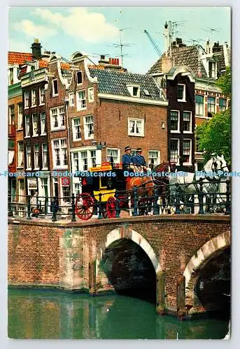 D337147 Amsterdam. Holland. Blick auf das alte Amsterdam mit Heineken Bierwagen. Euro