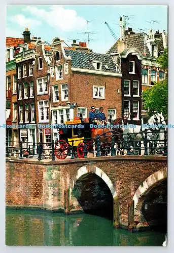 D337149 Amsterdam. Holland. Blick auf das alte Amsterdam mit Heineken Bierwagen. Euro