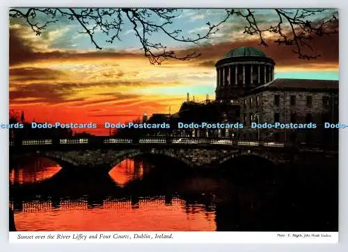 D339123 Dublin. Irland. Sonnenuntergang über dem Fluss Liffey und vier Plätzen. John Hind