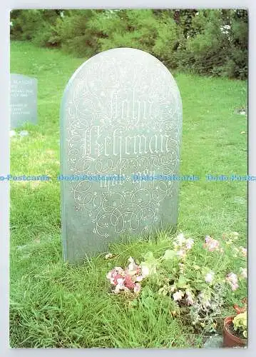 D339205 Trebetherick. Grabstein aus verziertem Schiefer. Auf Sir John Betjemans Grab in