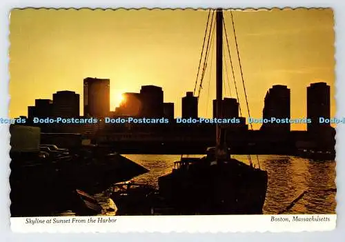 D337304 Boston. Massachusetts. Skyline bei Sonnenuntergang vom Hafen aus. Kleine Postkarte