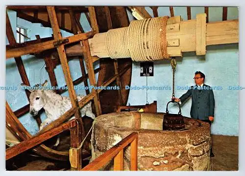 D339288 Isle of Wight. Carisbrooke Castle. Der Brunnen und das Eselrad. HMSO. E.B