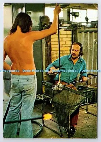 D339304 Great Torrington. North Devon. Glasmachermeister, der Griff auf hellbraun anwendet