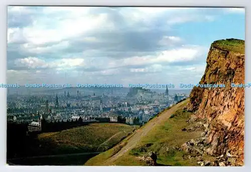 D339348 Edinburgh. Eine Gesamtansicht von Salisbury Crags auf Arthur Seat. J. Arthur