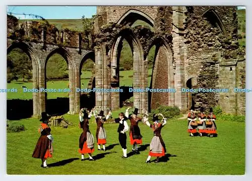 D339381 Brynmawr walisische Volkstänzer im Llanthony Priory. J. Arthur Dixon