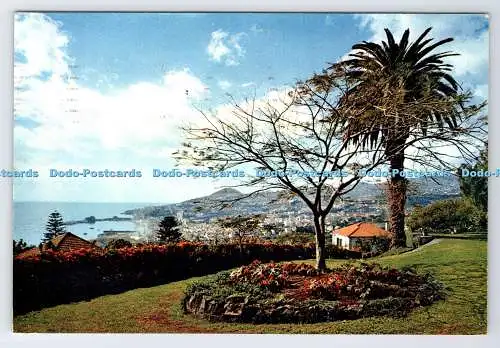 D337782 Madeira. Blick von einer Quinta auf der Ostseite nach unten und über Funchal