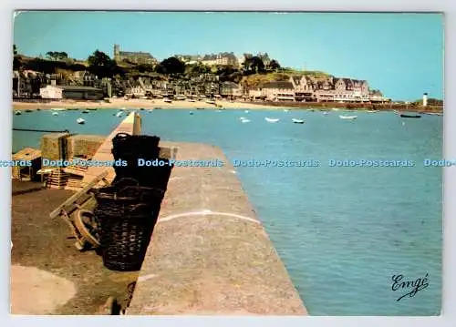 D337880 Cote D Emeraude. Cangale. Elevage des Huitres in der Mitte. Le Port. M. Guer