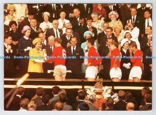 D339989 Wembley. Die Royal Box in Wembley. Ihre Majestät die Königin präsentiert Englan