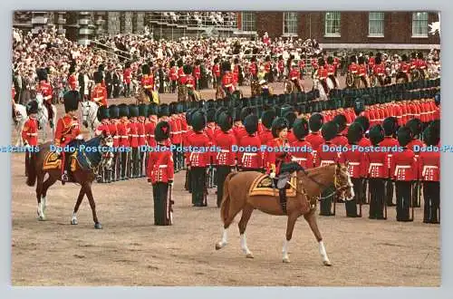 R780802 London. H. M. Queen Elizabeth bei der Trooping the Colour Zeremonie. John