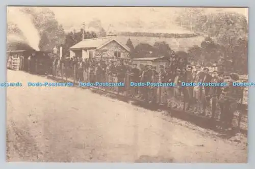 R780836 Llwyngwern. Steinbruchmann wartet auf den Zug. Powys. Machynlleth. St