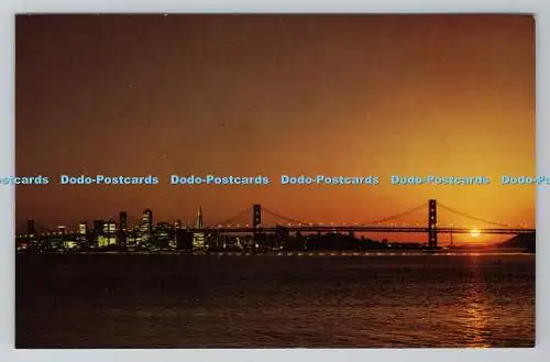 R780846 Die Lichter der Stadt und die Bay Bridge leuchten beeindruckend wie die Sonne