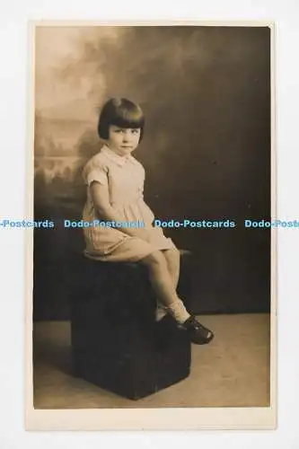 C029086 Mädchen sitzt auf dem Stuhl. Elsie May. 1935. Altes Foto