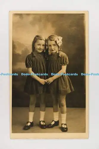 C029089 Zwei Mädchen. Halten Sie sich gegenseitig in der Hand. 1936. Jerome